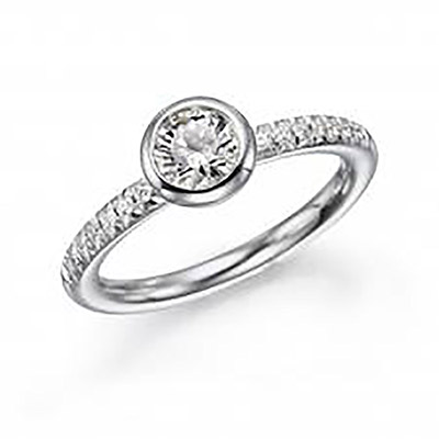 טבעת אירוסין קלאסית יהלום עגול ויהלומים מסביב
