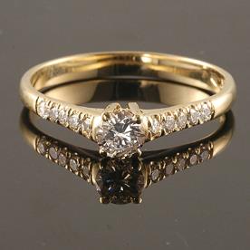 טבעת אירוסין יהלום מרכזי ושיבוצי יהלומים בצדדים