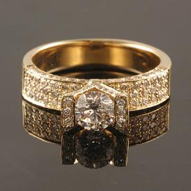 טבעת אירוסין רחבה עם שיבוץ יהלומים מסביב