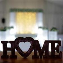 צילום המילה HOME עם לב סטודיו לצילום אירועים