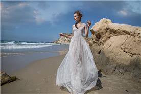 שמלת כלה: שמלה בגזרה נשפכת, שמלה עם כתפיות דקות, שמלה בסגנון רומנטי, שמלה עם תחרה, שמלה עם מחשוף, שמלה בצבע לבן - לימור רוזן