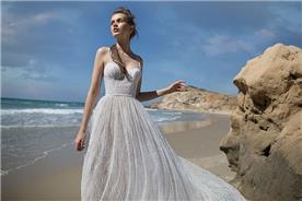שמלת כלה: שמלה עם כתפיות דקות, שמלה בסגנון קלאסי, שמלה עם תחרה, שמלה עם מחשוף, שמלה עם שובל, שמלה בצבע לבן - לימור רוזן