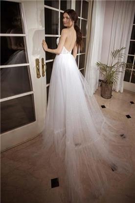 שמלת כלה: קולקציית 2018, שמלה בסגנון רומנטי, שמלה עם תחרה, שמלה עם גב חשוף, שמלה בצבע לבן - נטלי סיסאורי שמלות כלה