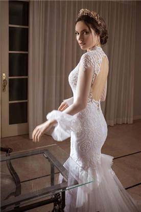 שמלת כלה: קולקציית 2018, שמלה בסגנון רומנטי, שמלה עם תחרה, שמלה עם גב חשוף, שמלה בצבע לבן - נטלי סיסאורי שמלות כלה