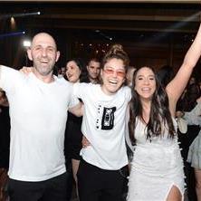 דיג'יי רז סימון מחובקת עם החתן והכלה בחתונה DJ לחתונה - רז סימון