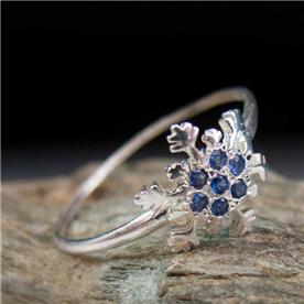 תכשיט: תכשיט לאישה, טבעת אירוסין, טבעת נישואין, תכשיט עם יהלומים, ספיר, תכשיט מזהב לבן, תכשיט בעיצוב גיאומטרי - ארדון - Ardonn