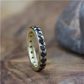 טבעת קלאסית משובצת יהלום שחור 