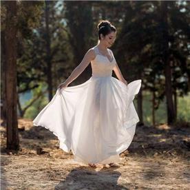 שמלת כלה: שמלה בגזרה נשפכת, שמלה עם כתפיות עבות, שמלה בסגנון רומנטי, שמלה עם תחרה, שמלה עם מחשוף, שמלה בצבע לבן - לירון ברעם שמלות כלה