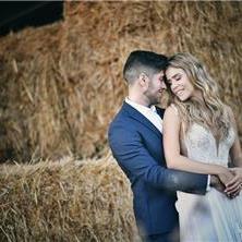 צילום של חתן וכלה על רקע ערימות חצר צילומי חוץ לחתונה - אלעד סאסי