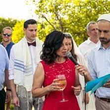 אורחת מברכת במהלך טקס חופה עם יותם יזרעאלי טקס חופה מיוחד - יותם יזרעאלי