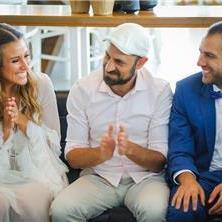 יותם עזריאלי עם החתן והכלה בחתונה עריכת חופות - יותם עזריאלי