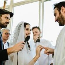 יותם עזריאלי עם החתן והכלה ברגע החלפת הטבעות חופה יהודית - יותם עזריאלי