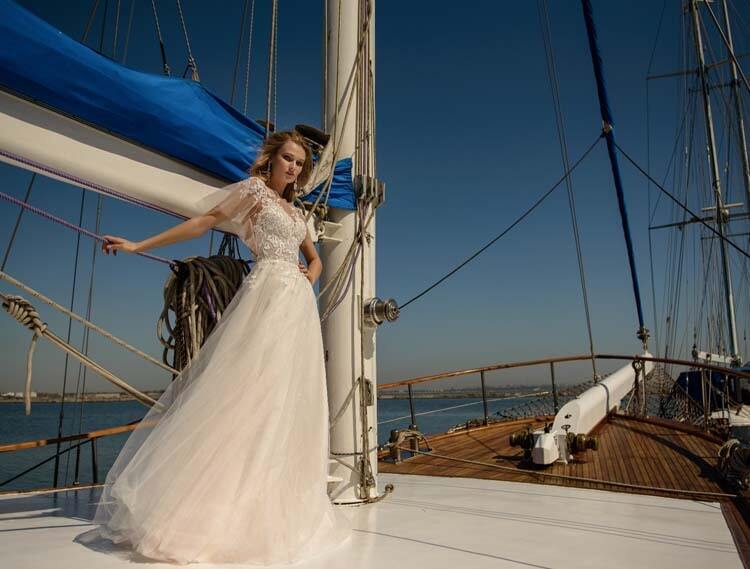 שמלת כלה: שמלה בסגנון רומנטי, שמלה עם תחרה, שמלה עם מחשוף, שמלה בצבע לבן - ROZAN רוזאן