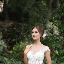 שמאלה קלראסית - קלוז אפ שמלה עדינה