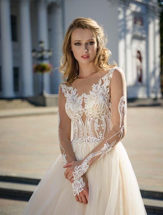 שמלת כלה: שמלה בסגנון רומנטי, שמלה עם תחרה, שמלה עם מחשוף, שמלה עם שרוולים, שמלה בצבע לבן - ROZAN רוזאן