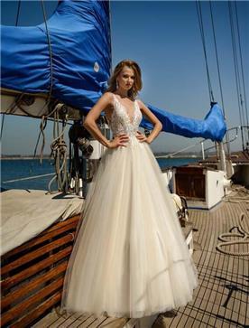 שמלת כלה: שמלה בגזרה נשפכת, שמלה עם כתפיות עבות, שמלה בסגנון רומנטי, שמלה עם תחרה, שמלה עם מחשוף, שמלה בצבע לבן - ROZAN רוזאן