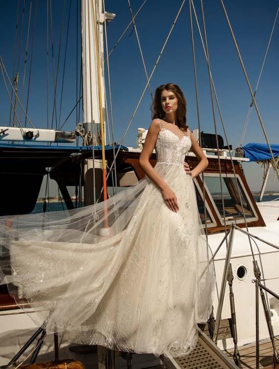שמלת כלה: שמלה עם כתפיות דקות, שמלה בסגנון רומנטי, שמלה עם תחרה, שמלה עם מחשוף, שמלה בצבע לבן - ROZAN רוזאן