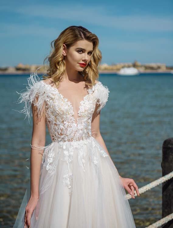 שמלת כלה: שמלה בסגנון רומנטי, שמלה עם תחרה, שמלה עם מחשוף, שמלה בצבע לבן - ROZAN רוזאן