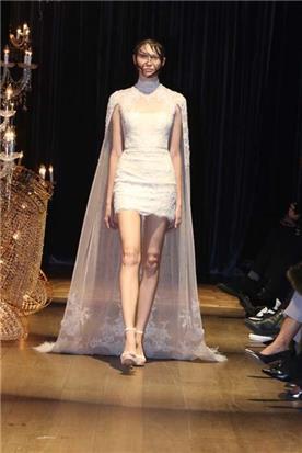 שמלת כלה: שמלה בסגנון רומנטי, שמלה עם תחרה, שמלה עם שובל, שמלה בצבע לבן, שמלת מקסי - KK Couture