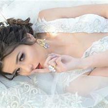 שמלת כלה עם מחשוף וי עמוק סטודיו שמלות כלה - Noor Haj - Bridal Designer