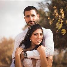 חתן וכלה מתחבקים בצילומי חוץ לחתונה. צילום: אופיר יונה צלם מומלץ לחתונה - אופיר יונה