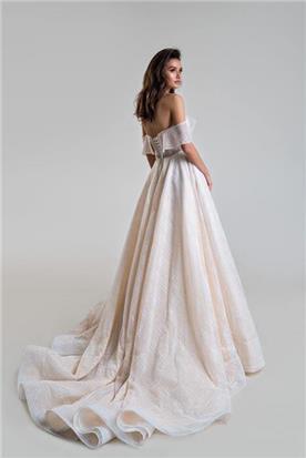 שמלת כלה: קולקציית 2020, שמלה בסגנון רומנטי, שמלה עם תחרה, שמלה עם שובל, שמלה עם גב חשוף, שמלה בצבע לבן, שמלה בצבע ורוד - bridal store
