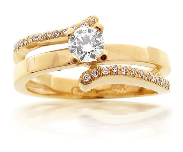 טבעת סימטרית בעיצוב רומנטי