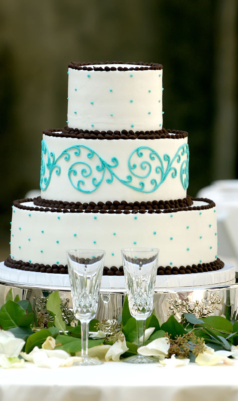 עוגת שכבות לבנה בעיטור ונקודות כחולות