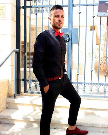 חתן בחורף - חליפה כהה ונעליים בצבע בורדו חתן בחורף - חליפה כהה ונעליים בצבע בורדו