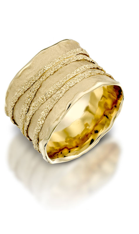טבעת נישואין עבה מזהב צהוב בעיטור פסים מובלט