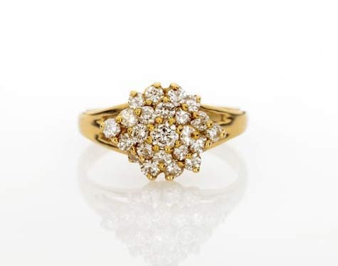 טבעת אירוסין בצורת פרח של קרן וולף.  צילום: עדי גלעד