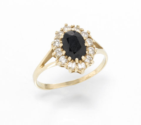 טבעת אירוסין 14ל ויהלומים בשילוב אבן ספיר שחורה של קרן וולף.  צילום: ניר יפה 