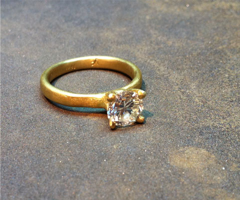 טבעת אירוסין בעיצוב מיכל בן ישי. צילום: מלנית