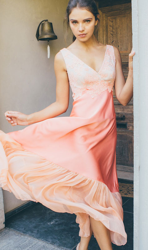 שמלת ערב נשפכת בצבע אפרסק